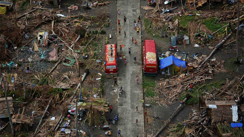 Trực thăng quân đội Mỹ chuyển hàng cứu trợ tới một ngôi làng ở phía Bắc Tacloban.